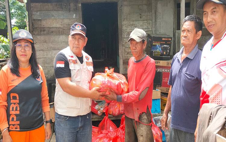 BPBD Barito Selatan menyalurkan bantuan bagi korban longsor di Desa Baru, Jumat, 6 Januari 2023. (FOTO: URIUTU DJAPER)