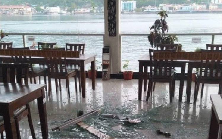 Kerusakan akibat gempa di Jayapura menyebabkan kaca pecah di salah satu restoran. (ANTARA/HO/Dokumen Pribadi)