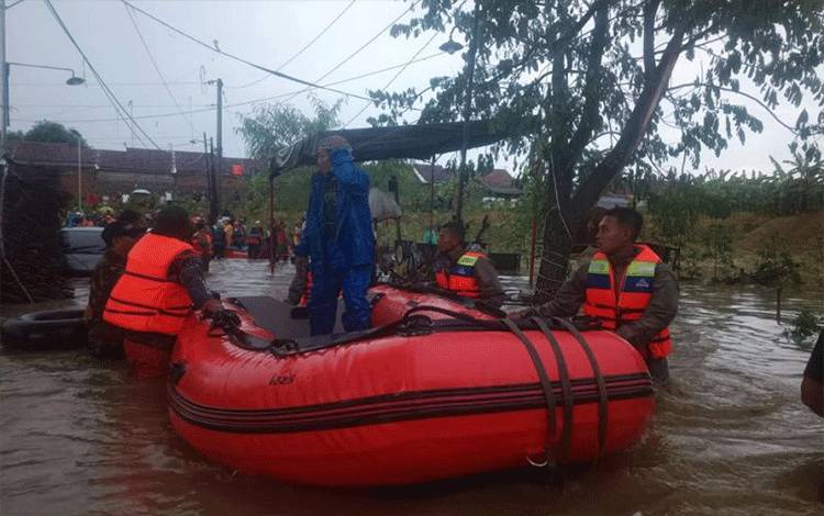 Petugas mengevakuasi warga Petumahan Dinar Indah, Tembalang, Kota Semarang, Jumat (6/1/2023), yang dilanda banjir. (ANTARA/ HO-Humas Polda Jateng)