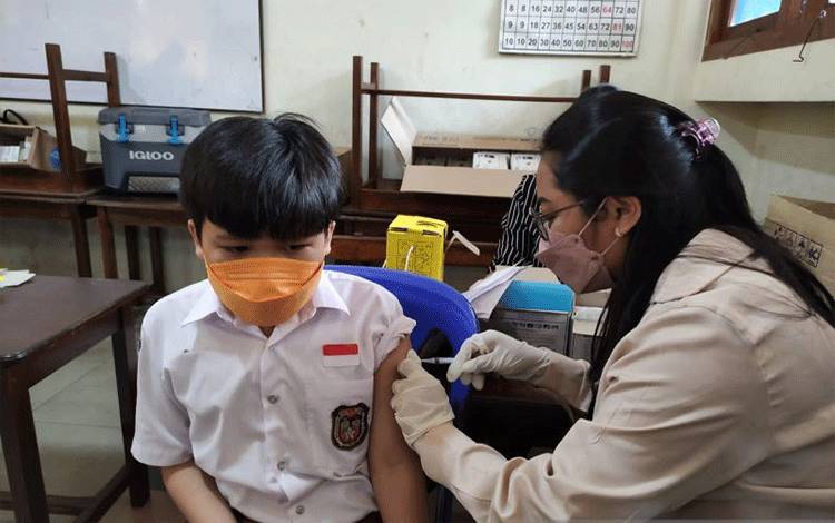 Pemberian vaksinasi COVID-19 kepada anak usia 6-11 tahun di Kota Batam, Kepri (ANTARA/Naim)