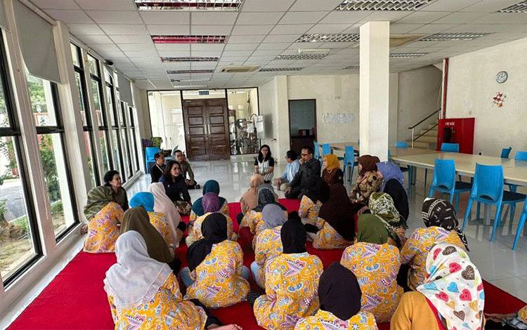 Ketua Umum Kongres Wanita Indonesia (Kowani), Dr Giwo Rubianto Wiyogo (baju hitam), berdialog dengan para PMI dalam kunjungannya ke Brunei Darussalam, Jumat (6/1/2023). (ANTARA/HO- Dokumentasi Pribadi)