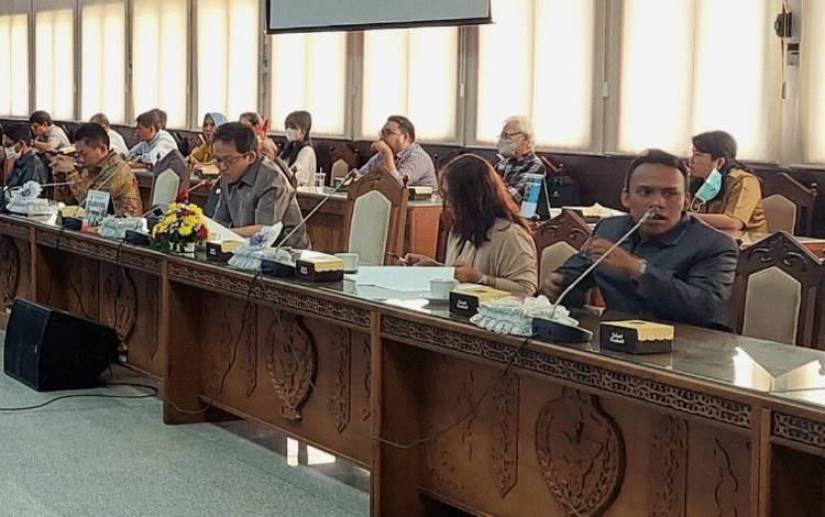 Anggota DPRD Kalteng, Heri Santoso (paling kanan) saat mengikuti rapat bersama mitra kerja dewan Kalteng. (FOTO: DONNY D)