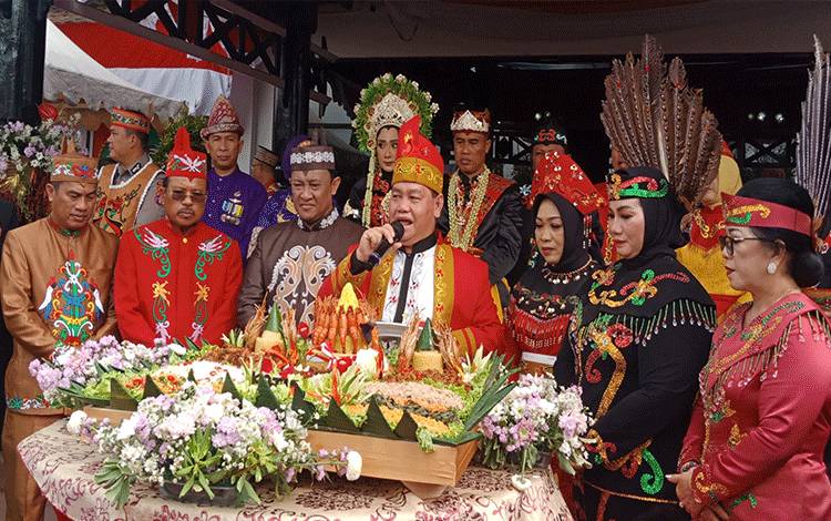 Wakil Gubernur Kalteng, Edy Pratowo menghadiri upacara HUT Kotim ke 70 bersama Bupati Kotim, Halikinnor dan Wakil Bupati Kotim, Irawati (FOTO: DEWIP)