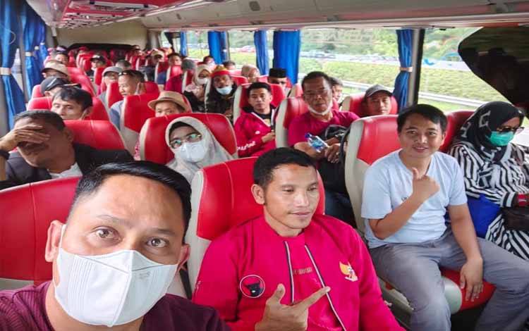 Kader PDIP dari Kalteng saat naik bus menuju ke Jakarta untuk menghadiri acara peringatan HUT PDI Perjuangan ke 50 pada 10 Januari 2023