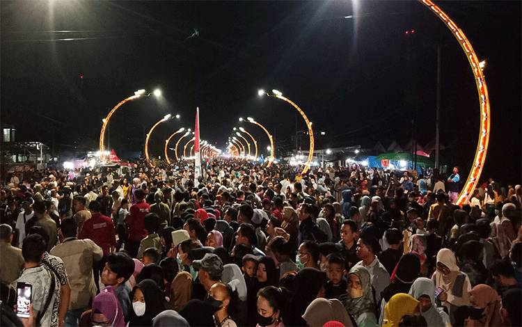 Ribuan masyarakat padati Terowongan Nur Mentaya, Sabtu malam ini, 7 Januari 2023. (FOTO: DEWIP)