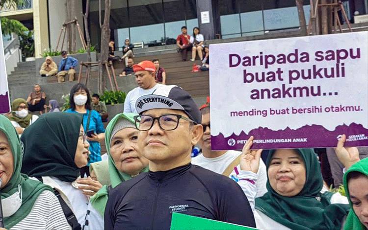 Ketua Umum Partai Kebangkitan Bangsa (PKB) Abdul Muhaimin Iskandar di sela acara Penandatanganan Petisi Perlindungan Anak yang digelar di depan Gedung Sarinah, Jakarta Pusat, Minggu (8/1/2023). (ANTARA/Melalusa Susthira K.)