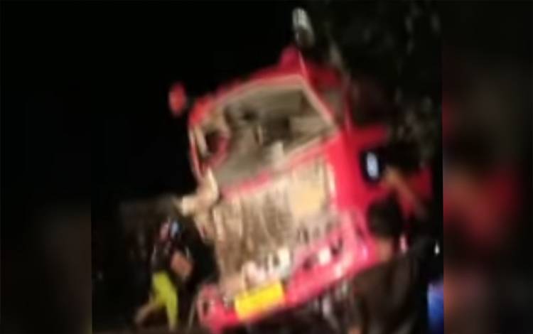 Kondisi salah satu truk terlibat kecelakaan di Kecamatan Basarang, Kabupaten Kapuas, tadi malam. (FOTO: TANGKAPAN LAYAR DARI VIDEO IST)