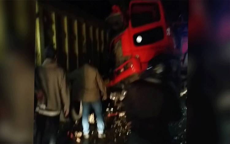 Kondisi truk terlibat kecelakaan di Kecamatan Basarang, Kabupaten Kapuas, tadi malam. (FOTO: TANGKAPAN LAYAR DARI VIDEO IST)