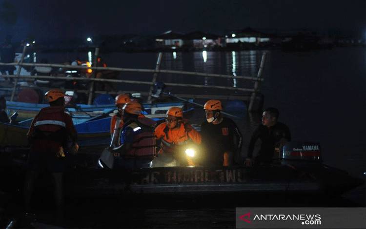 Ilustrasi pencarian korban kecelakaan kapal di laut. ANTARA FOTO/Aloysius J Nugroho