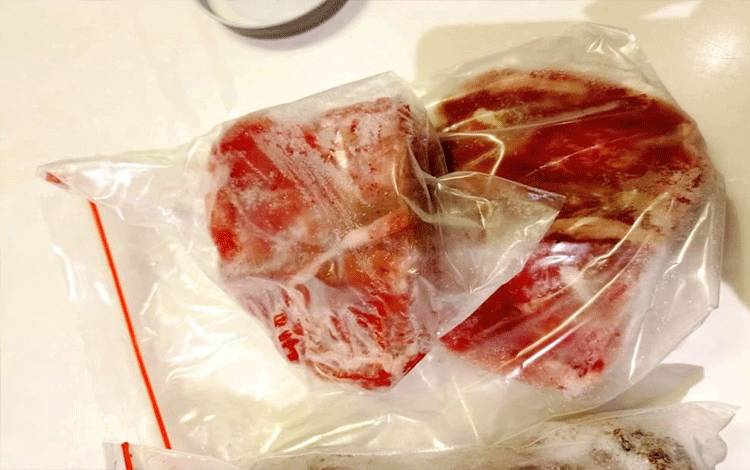 Daging sapi beku yang dijual di supermarket maupun Bulog Palangka Raya. (FOTO: TESTI PRISCILLA)
