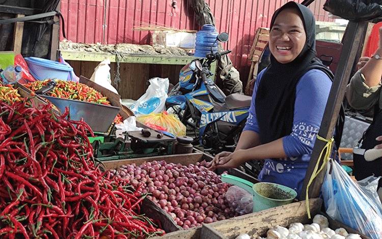 Bahan makanan di pasar besar Kota Palangka Raya. Provinsi Kalteng menempati posisi ke 9 inflasi tertinggi nasional pada akhir tahun 2022. (FOTO: HERMAWAN)