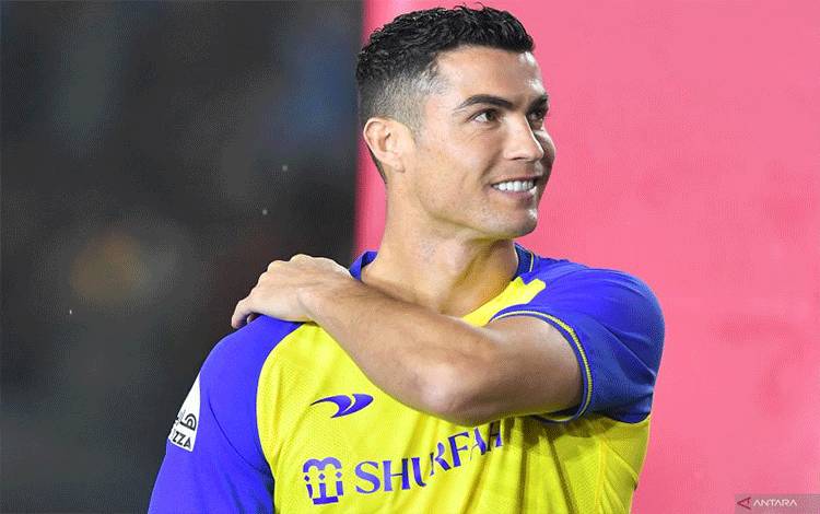 Cristiano Ronaldo saat diperkenalkan secara resmi oleh Al-Nassr di Mrsool Park Stadium, Riyadh pada 4 Januari 2023. ANTARA/AFP/FAYEZ NURELDINE)