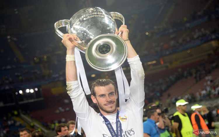 Gareth Bales mengangkat trofi Liga Champions setelah Real Madrid mengalahkan Atletico Madrid di San Siro Stadium, Milan pada 28 Mei 2016. Bale memutskan pensiun sebagai pemain sepak bola profesional. ANTARA/AFP/FILIPPO MONTEFORTE