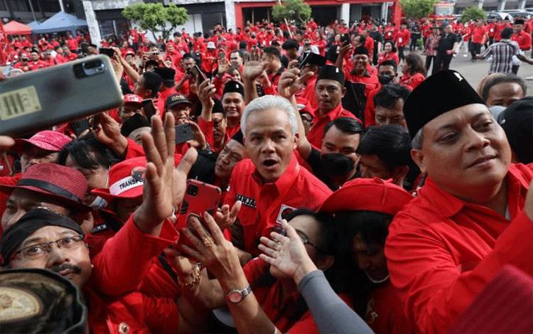 Gubernur Jawa Tengah Ganjar Pranowo saat menghadiri puncak perayaan HUT Ke-50 PDI Perjuangan di JIExpo, Kemayoran, Jakarta, Selasa (10/1/2023). ANTARA/HO-Relawan Ganjar