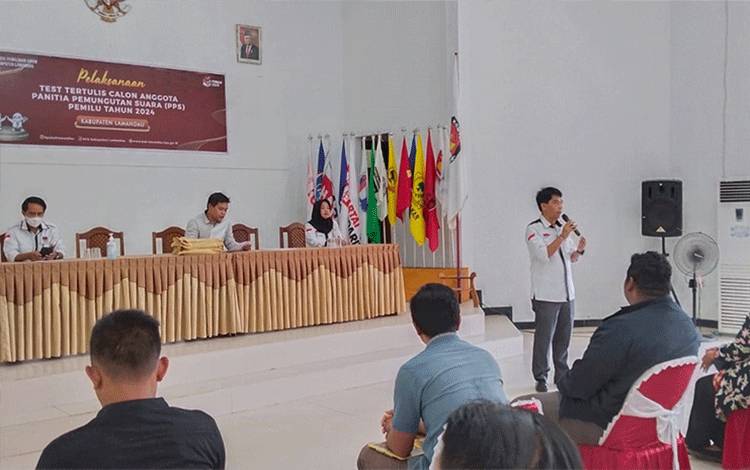 Ketua KPU Kabupaten Lamandau, Irwasnyah menjelaskan aturan tes tertulis kepada sejumlah peserta. (FOTO : HENDI NURFALAH)