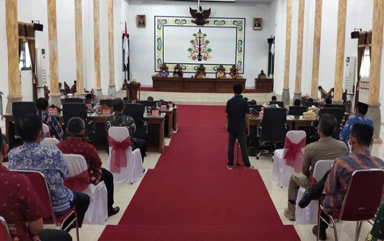 Rapat paripurna di aula DPRD Kabupaten Sukamara. (FOTO: NORHASANAH)