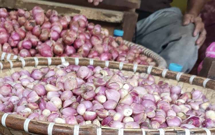 Bawang merah di pasar besar Kota Palangka Raya. Pemerintah Provinsi (Pemprov) Kalteng meminta pemerintah daerah untuk melakukan langkah antisipatif inflasi sektor pangan. (HERMAWAN DP)