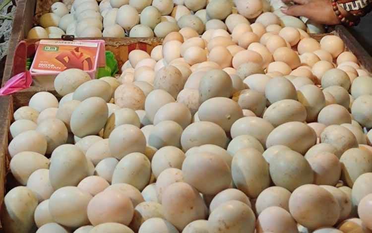 Telur di pasar besar Kota Palangka Raya. Mengawali tahun ini, beberapa harga komoditas pokok mengalami fluktuasi harga. (FOTO: HERMAWAN)