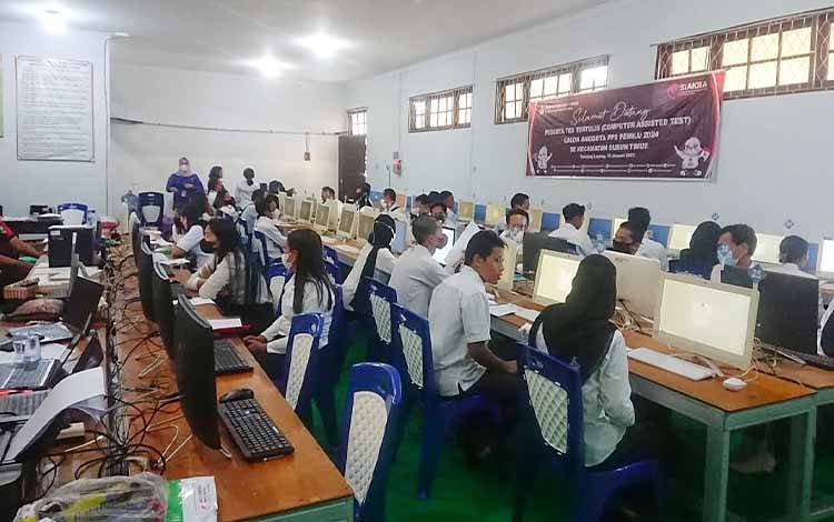 Suasana tes tertulis calon anggota PPS Kecamatan Dusun Timur di laboratorium komputer SMA Negeri 1 Tamiang Layang, Selasa, 10 Januari 2023. (FOTO: BOLE MALO)