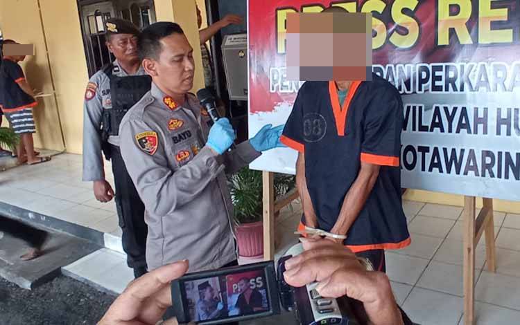Kapolres Kobar AKBP Bayu Wicaksono saat menanyai tersangka Gunawan, pengedar sabu yang juga seorang residivis asal Lampung dalam rilis kasus yang digelar, Selasa, 10 Januari 2023. (FOTO: WAHYU KRIDA)