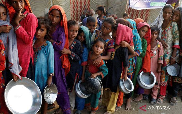 Korban banjir antre untuk mendapat makanan di tempat pengungsian saat musim hujan di Sehwan, Pakistan, Rabu (14/9/2022). ANTARA FOTO/REUTERS/Akhtar Soomro/foc.