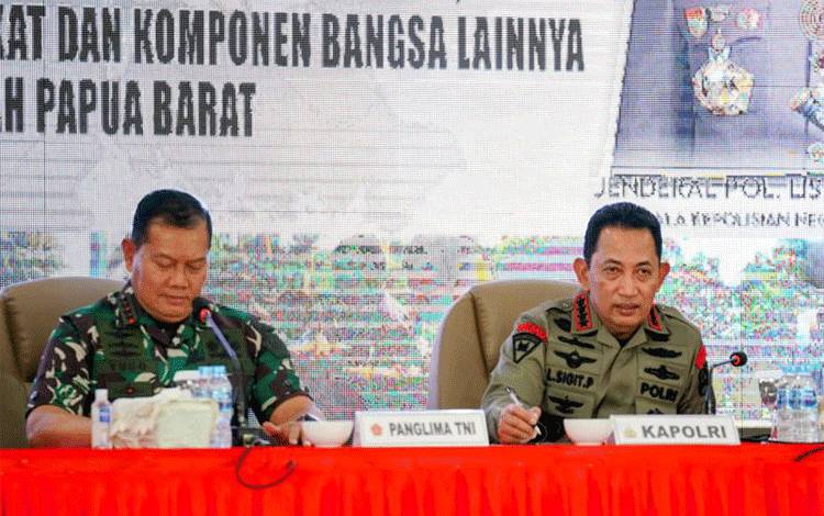 Kapolri Jenderal Polisi Listyo Sigit Prabowo (kanan) dan Panglima TNI Laksamana Yudo Margono melakukan pertemuan dengan Forkopimda Papua Barat, Selasa (10/1/2023). ANTARA/HO-Divisi Humas Polri