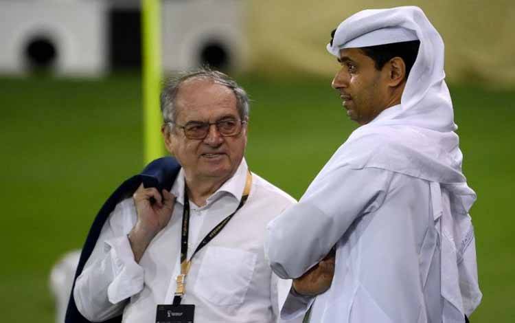 Ketua Qatar Sports Investments (QSI) Nasser al-Khelaifi yang juga pemilik Paris Saint-Germain (kanan) berbincar dengan ketua federasi sepak bola Prancis Noel Le Graet dalam sesi latihan Prancis di Stadion Jassim-bin-Hamad di Doha pada 17 November 2022. (Photo by FRANCK FIFE / AFP) (AFP/FRANCK FIFE)
