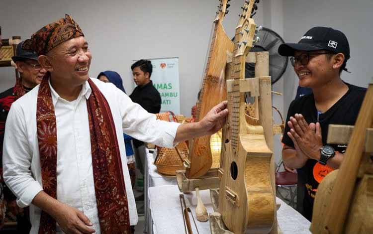 Menteri Koperasi dan UKM (MenkopUKM) Teten Masduki meninjau gedung Creative Center Majalengka di Majalengka, Jawa Barat, Rabu (11/1/2023). (ANTARA/Ho-Humas KemenkopUKM)