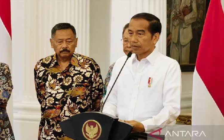 Presiden RI Joko Widodo (Jokowi) memberikan keterangan pers usai menerima laporan Tim Penyelesaian Non-Yudisial Pelanggaran Hak Asasi Manusia (PPHAM) masa lalu, di Istana Merdeka, Jakarta, Rabu (11/1/2023). ANTARA/Gilang Galiartha/aa.