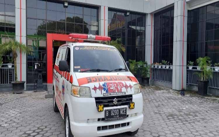 Ambulance ERP yang akan mengantarkan korban ke Kampung halaman dari RS Bhayangkara menuju Hulu Sungai. (FOTO : AGUS FATARONI M)