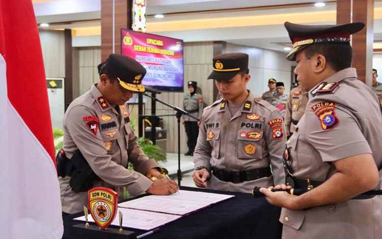 Kapolda Kalteng IrjenNanang Avianto menandatangani berita acara Sertijab tiga Kapolres, Kamis, 12 Januari 2023. (FOTO : PARLIN TAMBUNAN)