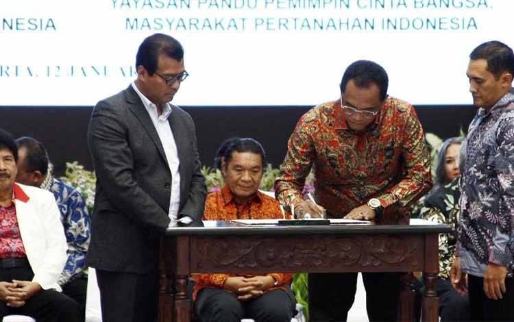 Penandatanganan MoU antara Ketua Adeksi dan Gubernur Lemhannas RI. (FOTO: SIGIT untuk BN)