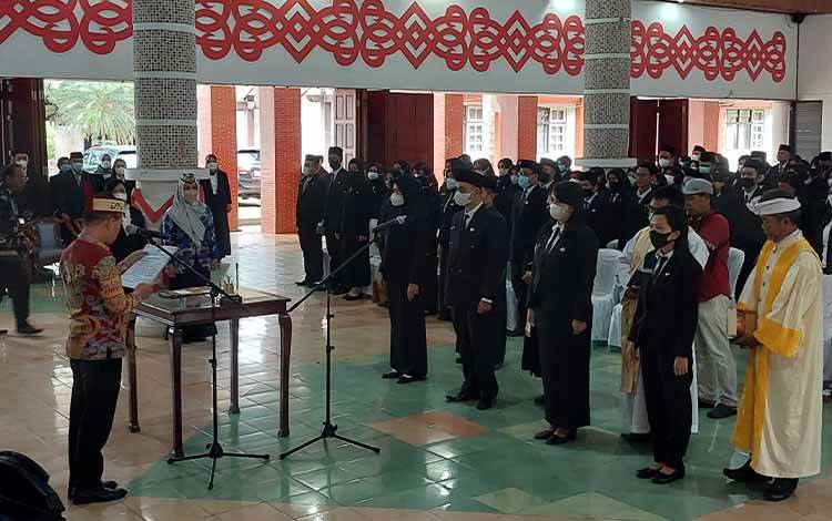 Suasana saat pelantikan ratusan pejabat fungsional di lingkup Pemkab Kapuas pada Kamis, 12 Januari 2023. (FOTO: DODI)