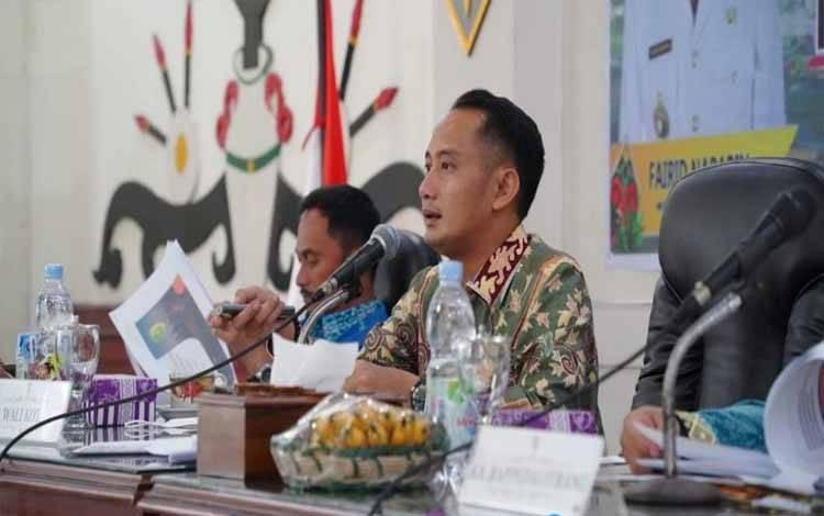 Wali Kota Palangka Raya, Fairid Naparin memimpin rapat evaluasi Triwulan IV tahun Anggaran 2022. (FOTO: HUMAS)