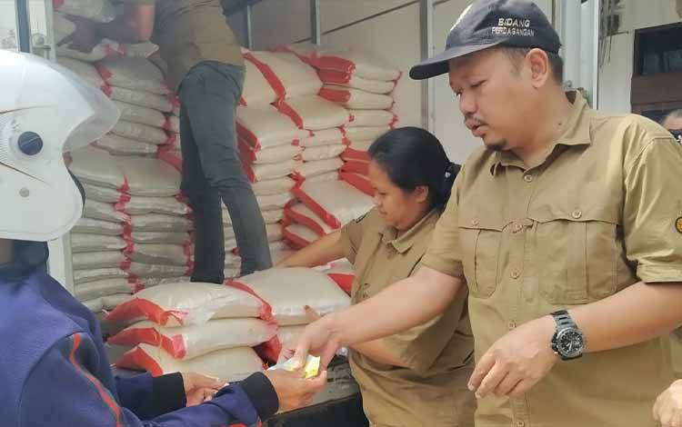 Operasi pasar di depan kantor PDAM Palangka Raya. Pemko menyalurkan 800 karung beras bersubsidi. (FOTO: HENDRI)