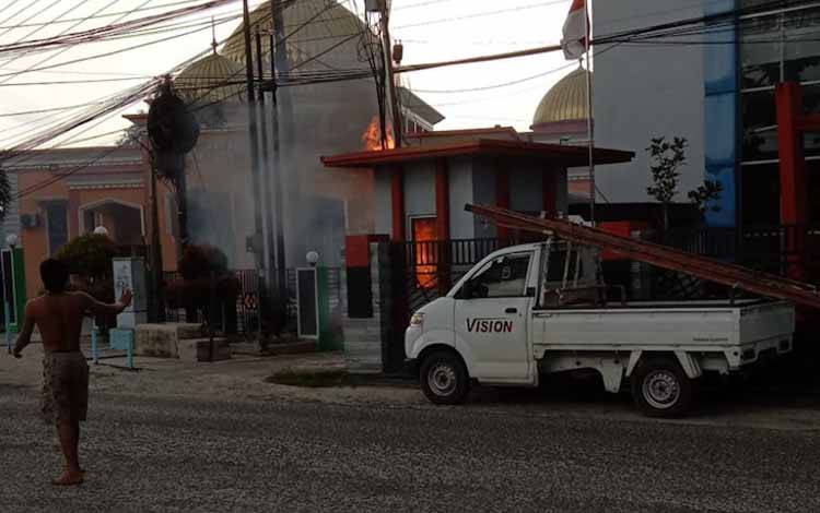 Kebakaran gardu listrik depan sebuah TV lokal Pangkalan Bun, Kabupaten Kobar, Jumat, 13 Januari 2023 sekitar pukul 13.30 WIB. (FOTO: WAHYU KRIDA)