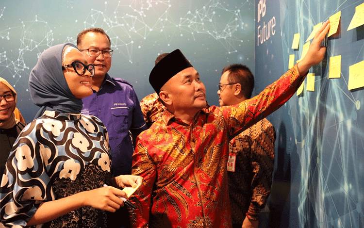 Gubernur Kalimantan Tengah (Kalteng), Sugianto Sabran saat menyempatkan diri menengok museum dan galeri Institut Pertanian Bandung (IPB) Future baru baru ini. (FOTO: IST)