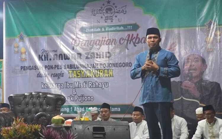 Bupati Lamandau Hendra Lesmana memberi sambutan pada acara Safari Dakwah di Kecamatan Sematu Jaya. (FOTO : HENDI NURFALAH)