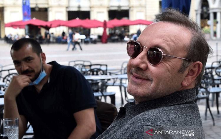 Aktor Kevin Spacey duduk di sebuah kafe di Piazza San Carlo saat ia mengunjungi kota, di mana ia diperkirakan akan kembali untuk penampilan cameo dalam film Italia beranggaran rendah, setelah sekian lama menghilang dari pandangan publik, di Turin, Italia, Selasa (1/6/2021). ANTARA FOTO/REUTERS/Massimo Pinca/WSJ/sa.