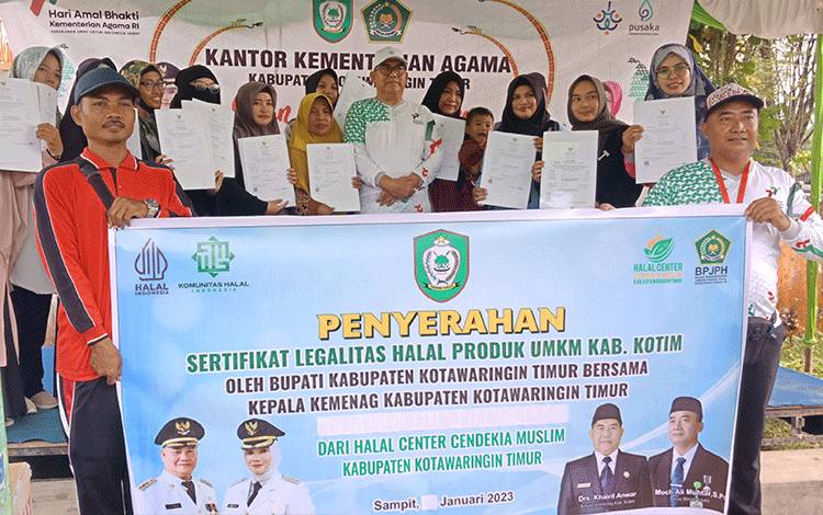 Penyerahan sertifikasi halal Kementrian Agama Kotawaringin Timur kepada 18 UMKM, Sabtu, 14 Januari 2023. (FOTO: DEWIP)