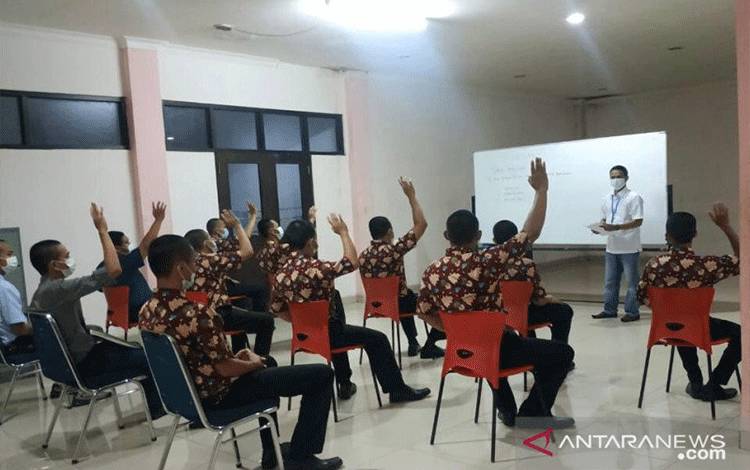 Ilustrasi - Korban penyalahguna NAPZA, Adi (37) mengentaskan diri dari ketergantungan hingga mengabdi menjadi konselor di Balai Residen Galih Pakuan Bogor, Jawa Barat, Senin (28/6/2021). (Antara/HO-Kemensos RI)