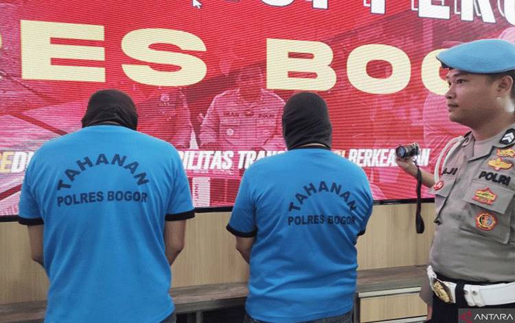 Dua wartawan bodong saat dihadirkan pada konferensi pers di Mapolres Bogor, Cibinong, Kabupaten Bogor, Jawa Barat, Sabtu (14/1/2023). ANTARA/M. Fikri Setiawan