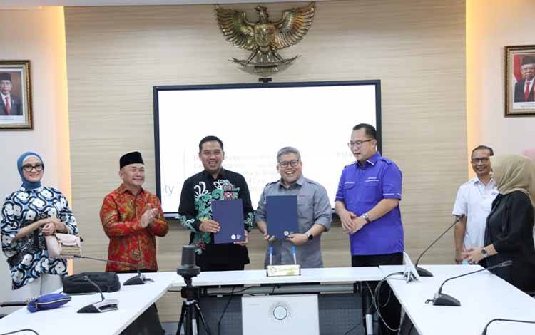 Gubernur Kalimantan Tengah saat menyaksikan penandatangan Perjanjian Kerja Sama antara Disbun Provinsi Kalteng dengan IPB. (FOTO: IST)