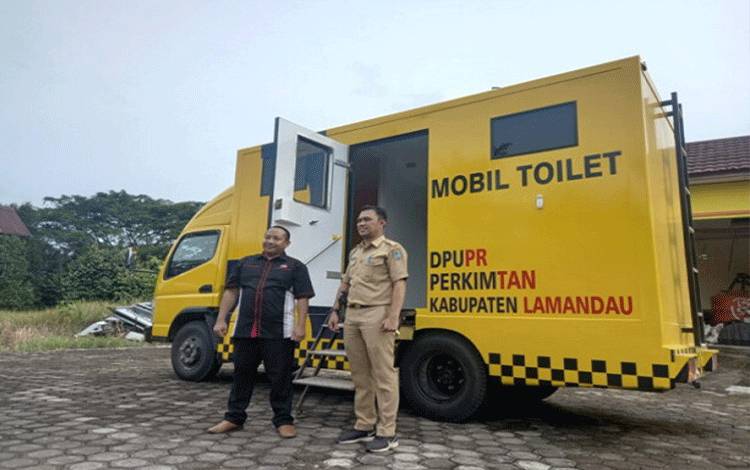 Plt Kadis PUPR Perkimtan Kabupaten Lamandau, Joni Elen menunjukkan satu unit mobil toilet yang siap beroperasi di daerah setempat, Senin, 16 Januari 2023. (FOTO : HENDI NURFALAH)