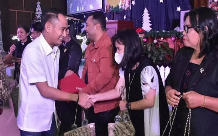 CAPTION: Wali Kota Palangka Raya Fairid Naparin menghadiri perayaan natal bersama ASN, Senin, 16 Januari 2023. (FOTO: HUMAS)