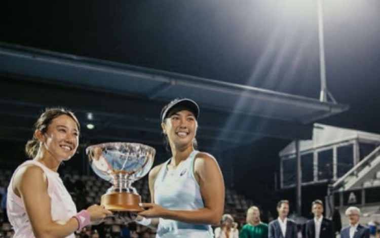 Foto arsip - Duet petenis putri Indonesia Aldila Sutjiadi dan petenis Jepang Miyu Kato mengangkat trofi usai memenangi gelar ganda turnamen WTA 250 bertajuk ASB Classic di Auckland, Selandia Baru, Minggu (8/1/2023). (ANTARA/instagram.com/asbclassic)