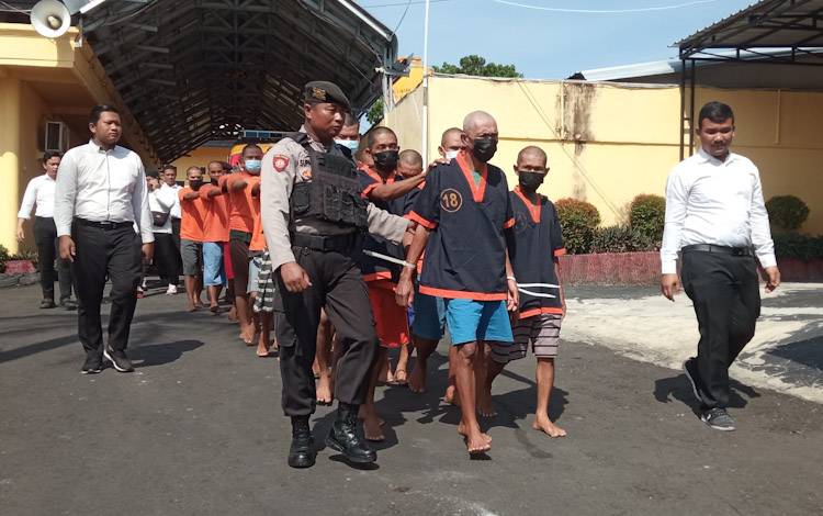 Para tersangka pencurian buah sawit yang terjadi di PT. GSYM Desa Umpang bersama penyidik Reskrim Polres Kobar, Senin, 16 Januari 2023