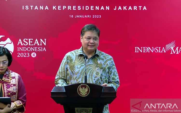 Tangkapan layar Menteri Koordinator Bidang Perekonomian Airlangga Hartarto dalam konferensi pers di Jakarta, Senin (16/1/2023). (ANTARA/Sanya Dinda)