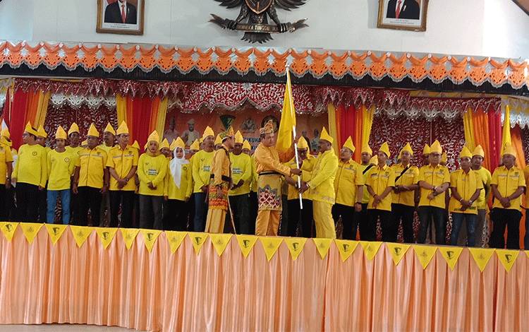 Pengukuhan pengurus Laung Kuning Banjar DPC kota Sampit (FOTO: DEWIP) 