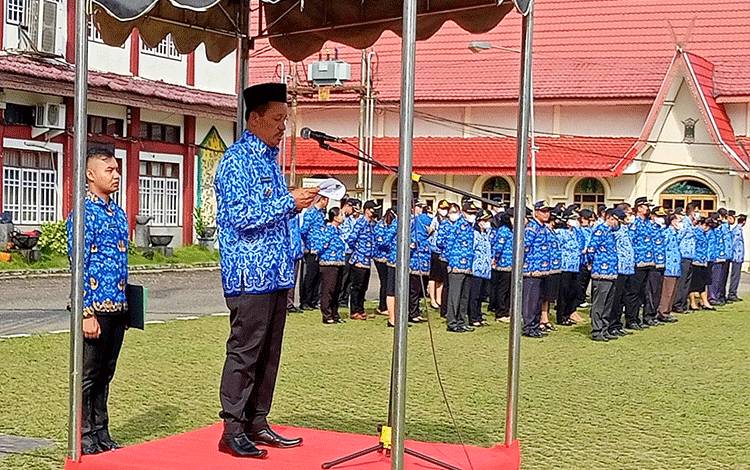 Wakil Bupati Barito Timur Habib Said Abdul Saleh saat memimpin Apel Kesadaran Nasional di Halaman Kantor Bupati, Tamiang Layang, Selasa, 17 Januari 2023. (FOTO: BOLE MALO)